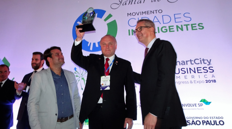 Alcalde de Temuco Miguel Becker recibe premio en Sao Paulo